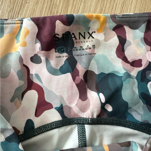Spanx booty boost active camo printed 7/8 leggings - Picture 5 of 6